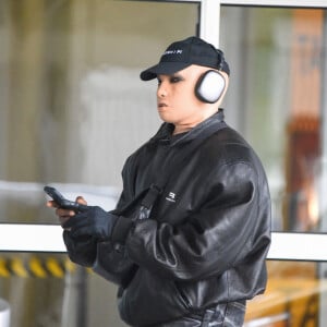 Exclusif - Kanye West (YE) porte un masque en latex en arrivant à l'aéroport de New York (JFK), puis le remplace par un masque sanitaire. New York, le 19 octobre 2021.