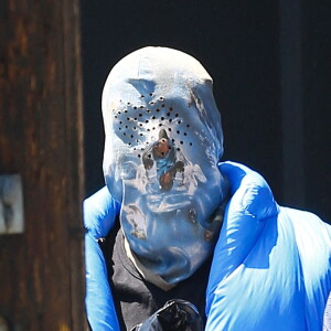 Exclusif - Kanye West tente de préserver son anonymat en portant un masque intégral à l'effigie de Jésus, muni de quelques trous pour la vision. le 4 juin 2021.