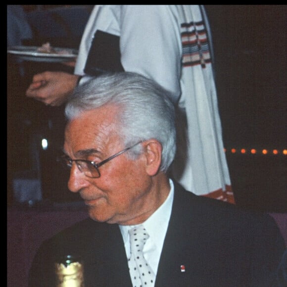 Archives - Jean-Paul Belmondo fête ses 20 ans de cinéma lors d'un dîner avec son père Paul et son fils Paul. 1977.