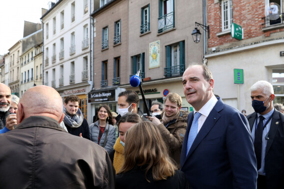 Le Premier ministre Jean Castex visite un tiers-lieu et échange avec les bénéficiaires et leurs formateurs, à Saint-Germain-en-Laye, France, le 21 octobre 2021.