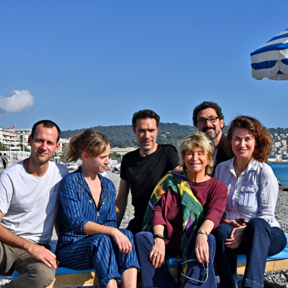 Benjamin Lavernhe, Lou De Laâge, Nicolas Bedos, le président du Jury, Danièle Thompson, David Foenkinos et Emmanuelle Devos, les membres du Jury de la 3eme édition du Festival Cinéroman, sur la Plage Amour, à Nice, le 22 octobre 2021.