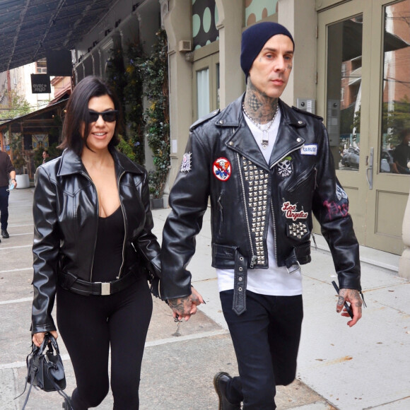 Kourtney Kardashian et son compagnon Travis Barker se promènent avant de rejoindre les studios de l'émission "Saturday Night Live" à New York.