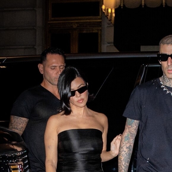 Kourtney Kardashian et son compagnon Travis Barker quittent le "Greenwitch Hotel" pour se rendre au Polo Bar puis voir la pièce "Hadestown" à Broadway. New York. Le 15 octobre 2021. 