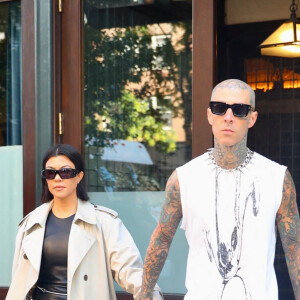 Kourtney Kardashian et son compagnon Travis Barker à la sortie de leur hôtel à New York City, New York, Etats-Unis, le 15 octobre 2021. 