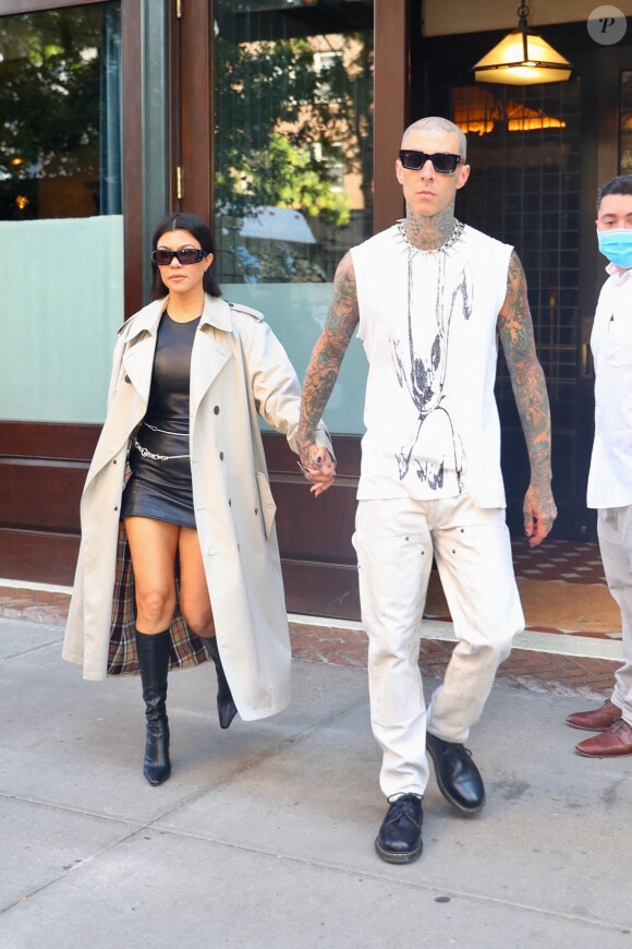 Kourtney Kardashian et son compagnon Travis Barker à la sortie de leur hôtel à New York City, New York, Etats-Unis, le 15 octobre 2021. 