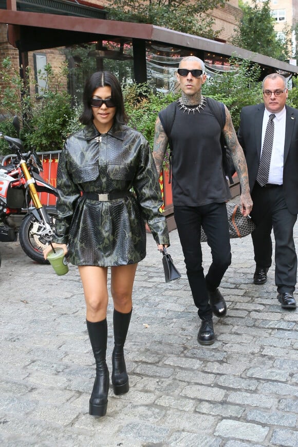 Kourtney Kardashian et son compagnon Travis Barker quittent leur hôtel à New York le 14 octobre 2021. 