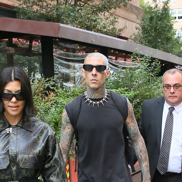Kourtney Kardashian et son compagnon Travis Barker quittent leur hôtel à New York le 14 octobre 2021. 