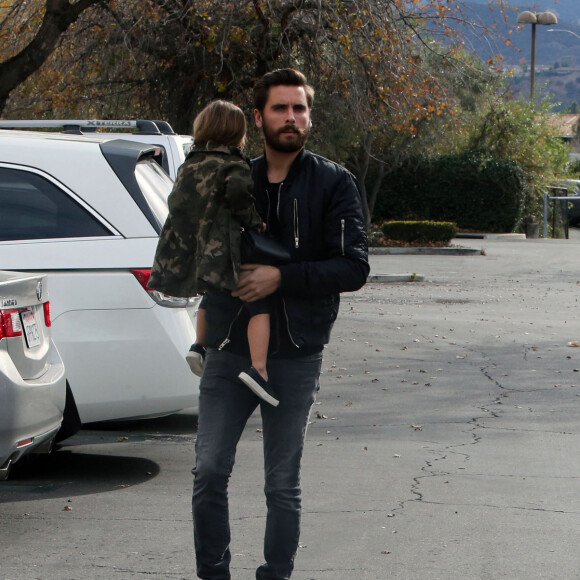 Kourtney Kardashian et Scott Disick vont voir un film avec leurs enfants Mason et Penelope à Westlake, le 3 janvier 2016. Penelope porte un sac à main Saint Laurent fait sur mesure! 