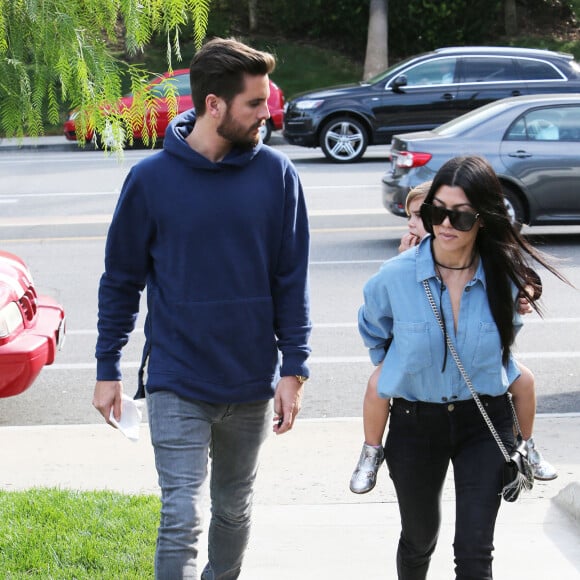 Scott Disick et Kourtney Kardashian sont allés déjeuner avec leur petite Penelope au restaurant Lovi's Delicatessen à Calabasas, le 9 décembre 2015 