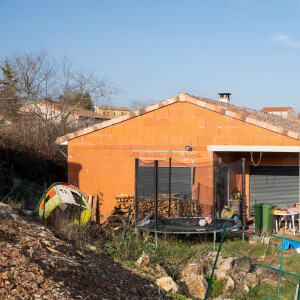 La maison en construction de Delphine Jubillar (Aussaguel) , disparue sans laisser de traces depuis le 16 décembre 2020 à Cagnac les Mines dans le Tarn. Un gendarme et une équipe du service des eaux ont mené des investigations pour chercher des traces dans le réseau raccordé à la maison. Le 7 janvier 2021  © Frédéric Maligne / Bestimage