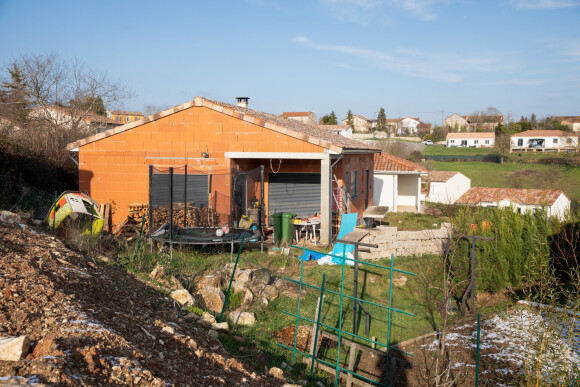 La maison en construction de Delphine Jubillar (Aussaguel) , disparue sans laisser de traces depuis le 16 décembre 2020 à Cagnac les Mines dans le Tarn. Un gendarme et une équipe du service des eaux ont mené des investigations pour chercher des traces dans le réseau raccordé à la maison. Le 7 janvier 2021  © Frédéric Maligne / Bestimage