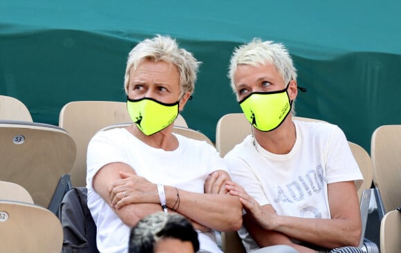 Muriel Robin et sa femme Anne Le Nen dans les tribunes lors des internationaux de France de Tennis de Roland Garros 2021 à Paris, le 7 juin 2021. © Dominique Jacovides/Bestimage 