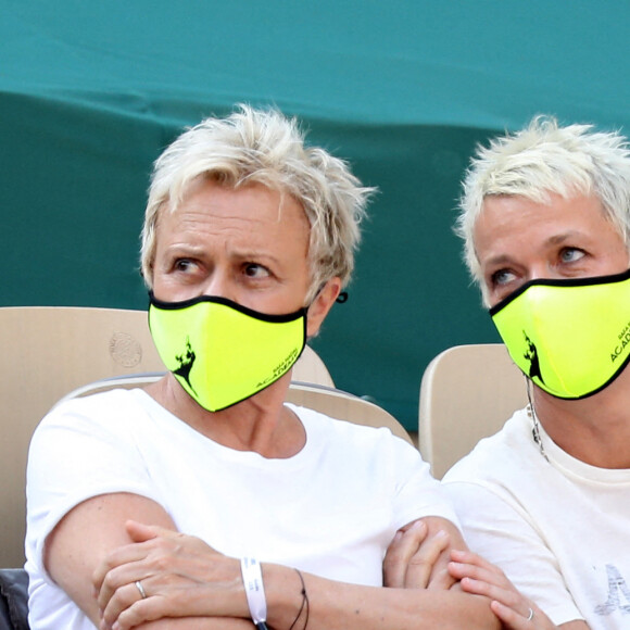 Muriel Robin et sa femme Anne Le Nen dans les tribunes lors des internationaux de France de Tennis de Roland Garros 2021 à Paris, le 7 juin 2021. © Dominique Jacovides/Bestimage 