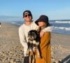 L'actrice Jamie Chung, son mari et leur chien à la plage.