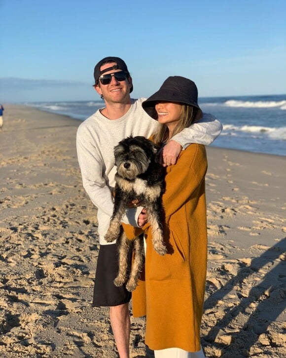 L'actrice Jamie Chung, son mari et leur chien à la plage.