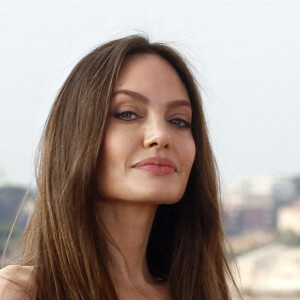 Angelina Jolie au photocall du film "Les Éternels" sur le toit de l'hôtel de la Ville à Rome, Italie, le 25 octobre 2021.