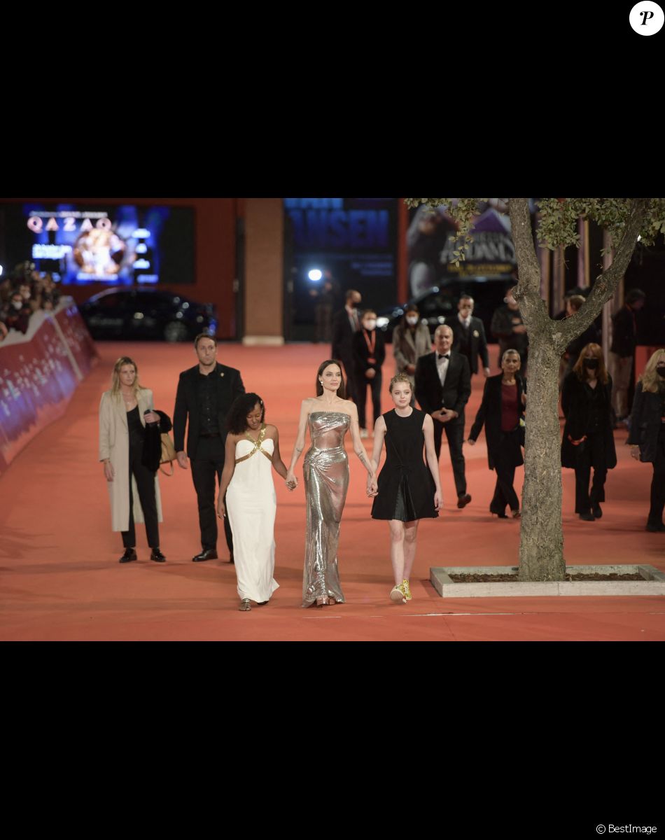 Angelina Jolie avec ses filles Shiloh et Zahara à la première du film "Eternals" lors de la 16ème édition du Festival du Film de Rome, le 24 octobre 2021.