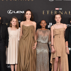 Maddox Jolie-Pitt, Vivienne Jolie-Pitt, Angelina Jolie, Knox Jolie-Pitt, Shiloh Jolie-Pitt, et Zahara Jolie-Pitt à la première du film "Eternals" au studio Marvel à Los Angeles, le 18 octobre 2021.