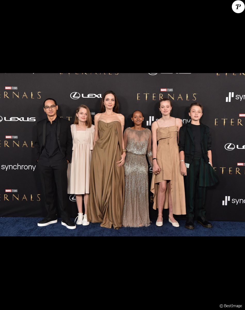 Maddox Jolie-Pitt, Vivienne Jolie-Pitt, Angelina Jolie, Knox Jolie-Pitt, Shiloh Jolie-Pitt, et Zahara Jolie-Pitt à la première du film "Eternals" au studio Marvel à Los Angeles, le 18 octobre 2021.
