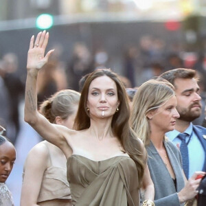 Angelina Jolie entourée de Maddox, 20 ans, Zahara, 16 ans, Shiloh, 15 ans, et Vivienne et Knox, 13 ans, à la première du film "Eternal" à Los Angeles, le 18 octobre 2021.