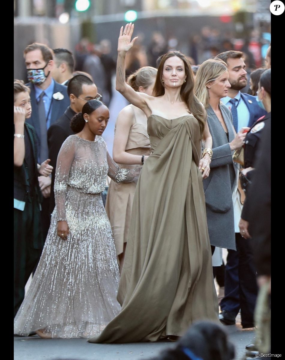 Angelina Jolie entourée de Maddox, 20 ans, Zahara, 16 ans, Shiloh, 15 ans, et Vivienne et Knox, 13 ans, à la première du film "Eternal" à Los Angeles, le 18 octobre 2021.