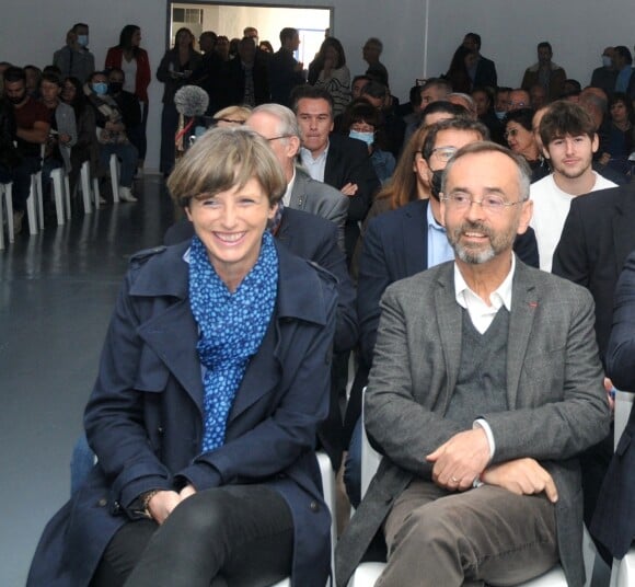 Le maire de Béziers, Robert Ménard et sa femme Emmanuelle lors de l'inauguration du Parc des expositions de Béziers, France, le 25 octobre 2021.