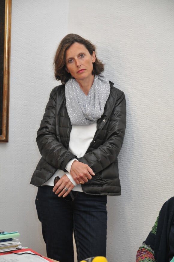 Emmanuelle Duverger (femme de Robert Ménard) - Conférence de presse du maire de Béziers Robert Ménard, élu avec le soutien du Front National, sur le fichage présumé des écoliers musulmans à la mairie de Béziers le 5 mai 2015.