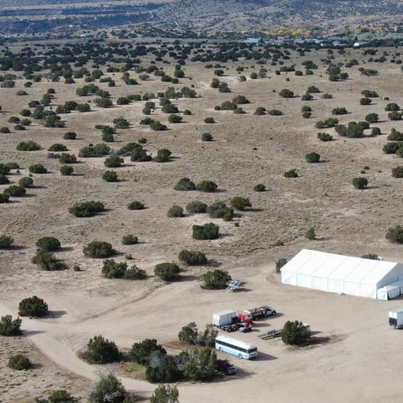 Exclusif - Vue aérienne du lieu de tournage du film "Rust" ou Halyna Hutchins (directrice de la photographie du film) a été abattue accidentellement par l'acteur Alec Baldwin à Santa Fe au Nouveau-Mexique le 23 octobre 2021