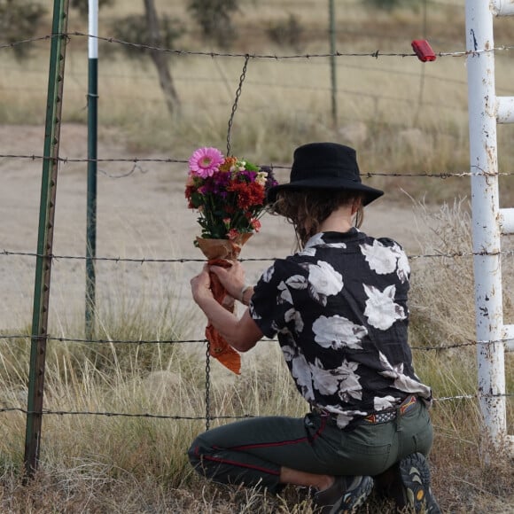 Exclusif - Des fleurs sont placées à l'entrée du lieu de tournage du Bonanza Creek Ranch à Santa Fe, au Nouveau-Mexique, où l'acteur Alec Baldwin a abattu la directrice de la photographie Halina Hutchins avec un revolver alors qu'ils répétaient une scène du film "Rust" le 23 avril 2021.