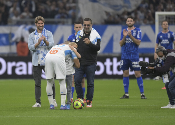 En hommage à Bernard Tapie, son petit-fils (accompagné de son père Stéphane Tapie) a donné le coup d'envoi du match de Ligue 1 Uber Eats "Marseille - Lorient (4-1)" au stade Vélodrome à Marseille, le 17 octobre 2021.