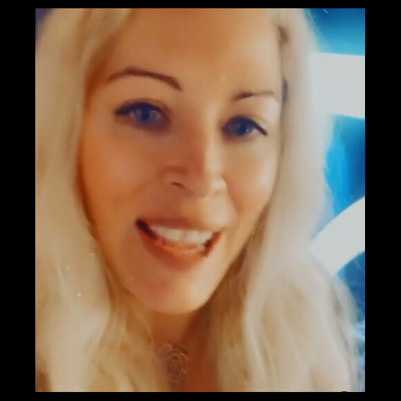 Loana dévoile ses dents du bonheur sur Instagram. Le 26 octobre 2021.