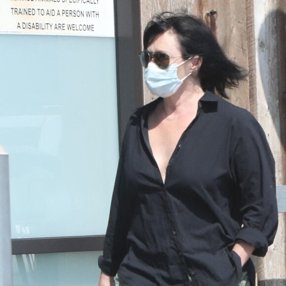 Exclusif - Shannen Doherty est allée faire des courses chez Vintage Grocers avec sa mère Rosa ans le quartier de Malibu à Los Angeles, le 16 juillet 2021.