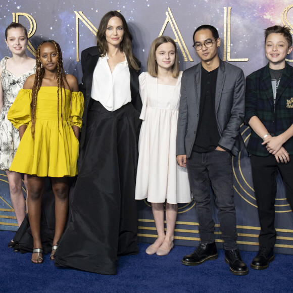 Angelina Jolie et ses enfants, Shiloh, Zahara, Vivienne, Maddox et Knox - Première du film "Les Eternels" à Londres. Le 27 octobre 2021. @ Doug Peters/Empics/ABACAPRESS.COM