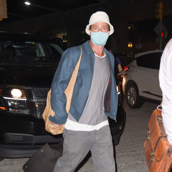 Exclusif - Brad Pitt arrive à l'aéroport de New York (JFK), le 12 septembre 2021.