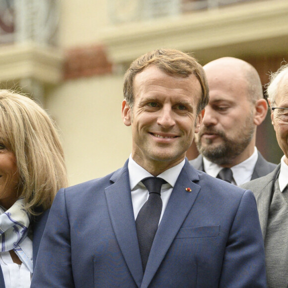 Le président de la République française Emmanuel Macron et sa femme la Premier Dame Brigitte Macron lors de la visite de la Maison Zola et l'inauguration du musée Dreyfus à Medan, France, le 26 octobre 2021.