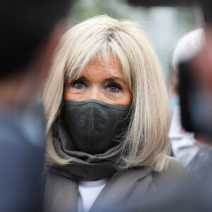 La Première Dame, Brigitte Macron, lit la dictée ELA, rédigée par Hervé Le Tellier (prix Goncourt 2020) et intitulée "La gymnastique des mots ", aux collégiens pour la 18ème édition en soutien à l'Association Européenne de Leucodystrophie (ELA), au collège Amédée Dunois à Boissy-Saint-Léger, France, le 18 octobre 2021.