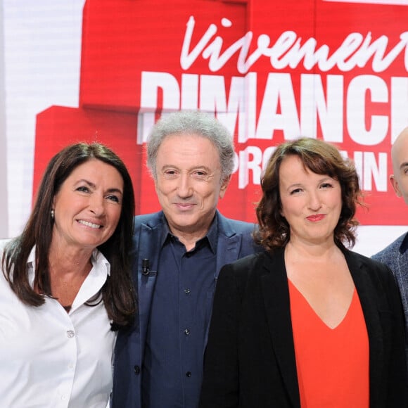 Exclusif - Brigitte Milhau, Michel Drucker, Anne Roumanoff et Viktor Vincent - Enregistrement de l'émission "Vivement Dimanche prochain" présentée par M.Drucker et diffusée le 31 octobre sur France 2. Le 27 octobre 2021 © Guillaume Gaffiot / Bestimage 