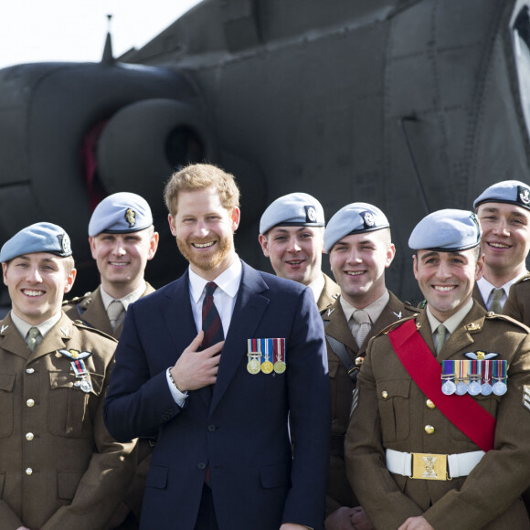 Le prince Harry pose avec 12 soldats diplômés de RAF sur la base militaire de Middle Wallop dans le Hampshire où il a suivi une formation avancée sur les hélicoptères à Middle Wallop le 16 mars 2018.