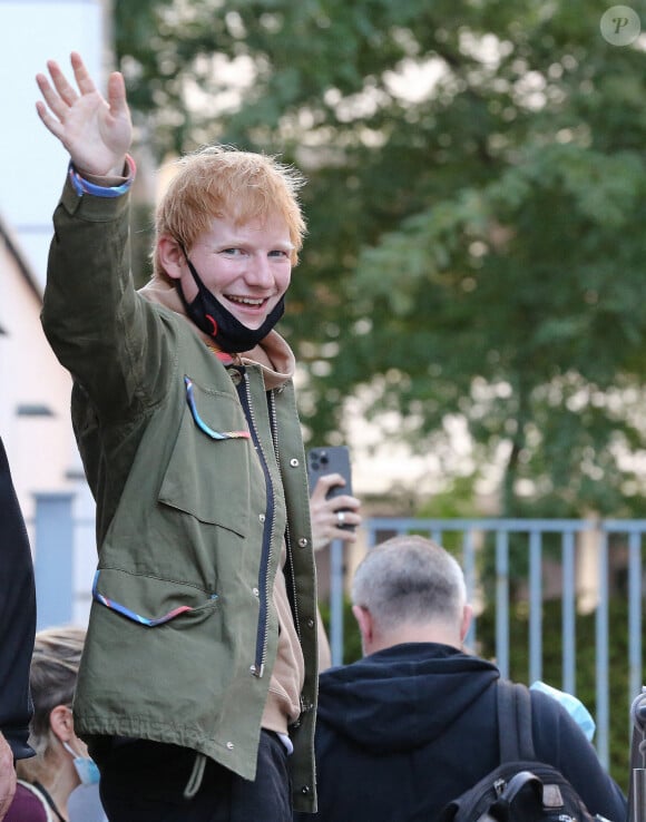 Exclusif - Le chanteur britannique Ed Sheeran quitte les studios de NRJ à Paris le 24 septembre 2021 Panoramic / Bestimage 