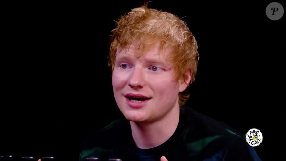 Ed Sheeran goûte aux épices dans l'émission "Hote Ones" en dégustant des ailes de poulet tout en étant interviewé selon le principe de ce programme américain diffusé sur YouTube. Le 12 juillet 2021.
