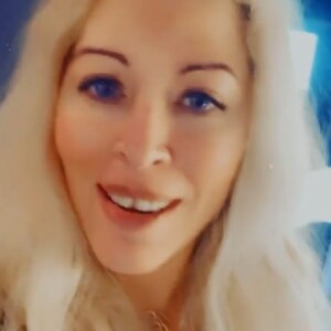 Loana dévoile ses dents du bonheur sur Instagram. Le 26 octobre 2021.