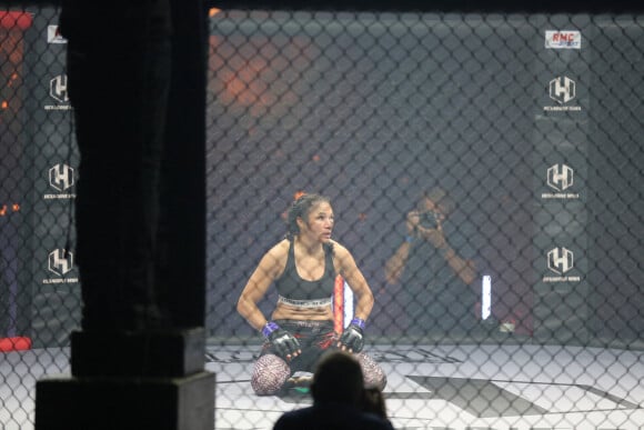 Après un an d'absence, la récente finaliste de Koh-Lanta Lucie Bertaud a été battue pour son retour sur le ring par Karla Benitez à l'occasion de la deuxième soirée organisée par Hexagone MMA2 au Zénith de Paris le 30 octobre 2021. © Panoramic/Bestimage