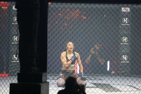 Après un an d'absence, la récente finaliste de Koh-Lanta Lucie Bertaud a été battue pour son retour sur le ring par Karla Benitez à l'occasion de la deuxième soirée organisée par Hexagone MMA2 au Zénith de Paris le 30 octobre 2021. © Panoramic/Bestimage