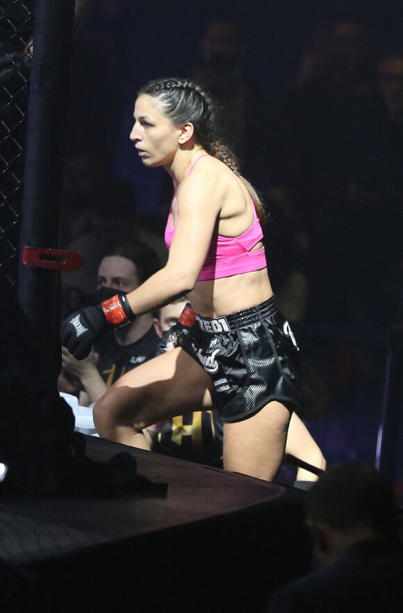 Après un an d'absence, la récente finaliste de Koh-Lanta Lucie Bertaud a été battue pour son retour sur le ring par Karla Benitez à l'occasion de la deuxième soirée organisée par Hexagone MMA2 au Zénith de Paris le 30 octobre 2021. © Panoramic/Bestimage