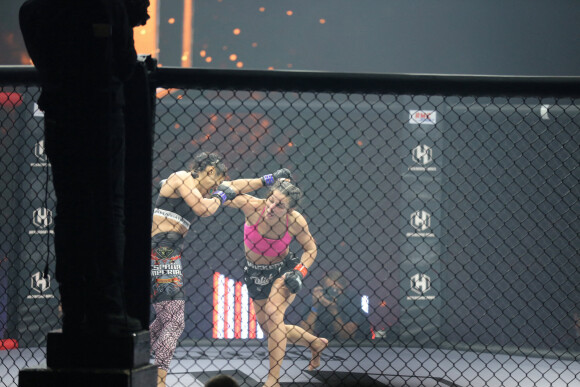 Après un an d'absence, la récente finaliste de Koh-Lanta Lucie Bertaud a été battue pour son retour sur le ring par Karla Benitez à l'occasion de la deuxième soirée organisée par Hexagone MMA2 au Zénith de Paris le 30 octobre 2021. © Panoramic/Bestimage