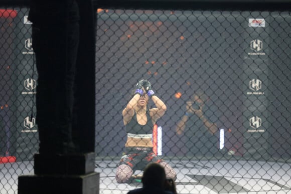 Après un an d'absence, la récente finaliste de Koh-Lanta Lucie Bertaud a été battue pour son retour sur le ring par Karla Benitez à l'occasion de la deuxième soirée organisée par Hexagone MMA2 au Zénith de Paris. © Panoramic/Bestimage