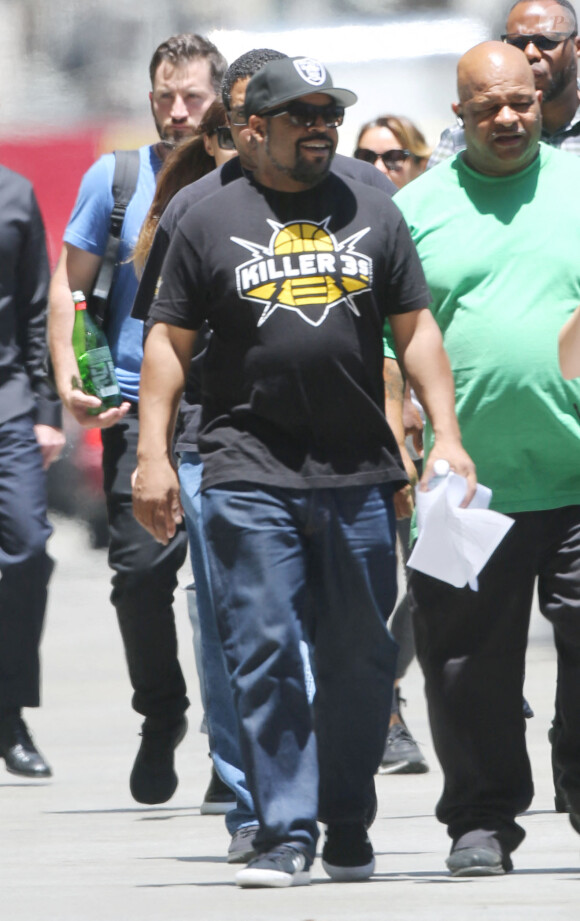 Exclusif - Dakota Johnson rejoint Ice Cube sur le tournage de la comédie "Covers" à Los Angeles, le 2 juillet 2019.