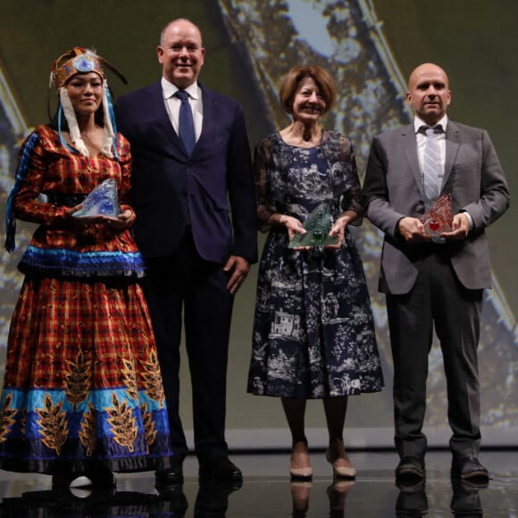 Autumn Peltier, le prince Albert II de Monaco, Anne Larigauderie (secrétaire générale de la Plateforme intergouvernementale scientifique et politique sur la biodiversité et les services écosystémiques, IPBES), Bren Smith de Green Wave - Cérémonie de Remise des Prix de la Fondation Prince Albert II de Monaco, au Grimaldi Forum, à Monaco, le 29 octobre 2021. © Claudia Albuquerque/Bestimage