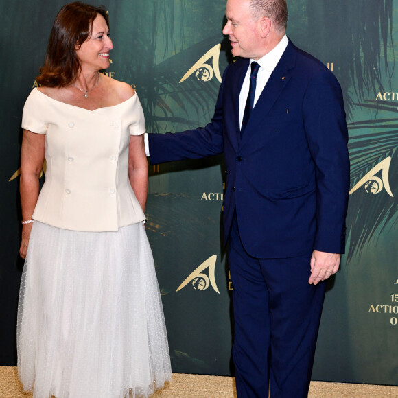 Ségolène Royal et le prince Albert II de Monaco durant la cérémonie de Remise des Prix de la Fondation Prince Albert II de Monaco, au Grimaldi Forum, à Monaco, le 29 octobre 2021. Cette cérémonie récompense des personnalités et organisations pour leur ardent engagement en faveur de la préservation de la santé planétaire. Cet événement marque le 15ème anniversaire de la Fondation prince Albert II de Monaco. © Bruno Bebert/Bestimage