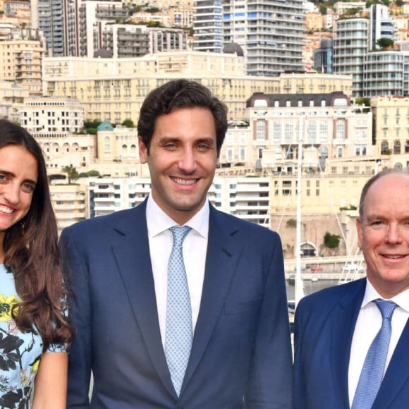 S.A.I. le prince Jean-Christophe Napoléon, actuel chef de la maison Bonaparte, sa femme Olympia et le prince Albert II de Monaco durant le dévoilement du buste de l'Impératrice Eugénie dans les jardins du Rocher à Monaco, le 9 octobre 2021. © Bruno Bebert / Bestimage